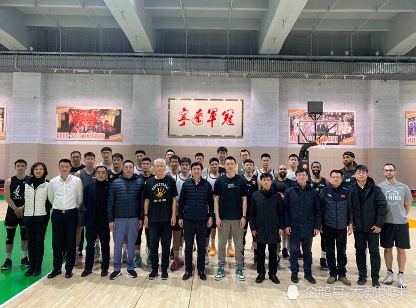 电影《八角笼中》是王宝强执导的现实题材作品，影片讲述向腾辉（王宝强 饰）带领一帮孩子冲破重重命运枷锁，努力寻找人生出路的故事